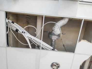 Panelleri tavan zarar görmüş ve su ile çöktü.