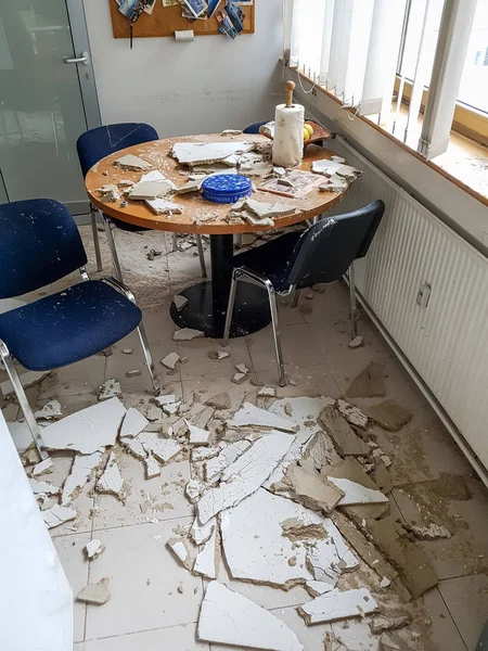 Cucina rovinata dal soffitto crollato . — Foto Stock
