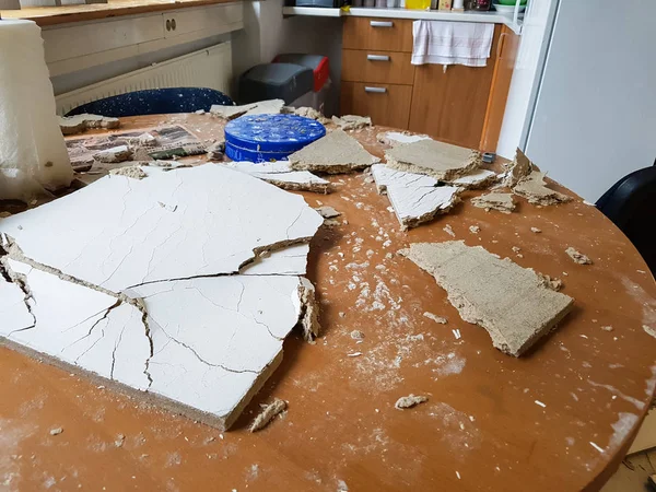 Cozinha arruinada pelo teto desmoronado . — Fotografia de Stock