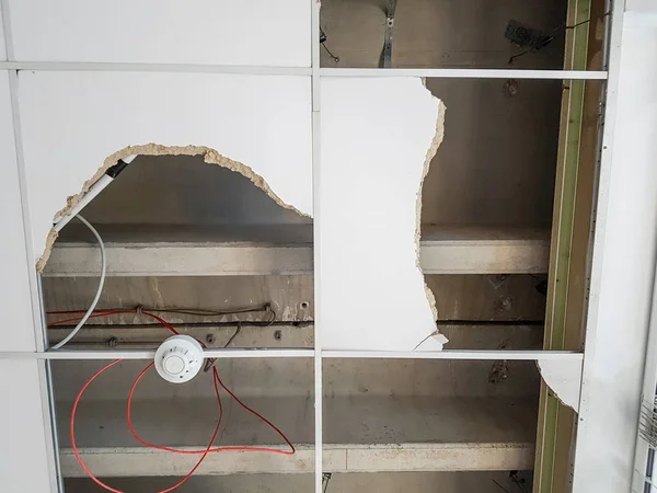 Painéis de teto danificados e desmoronados por água . — Fotografia de Stock