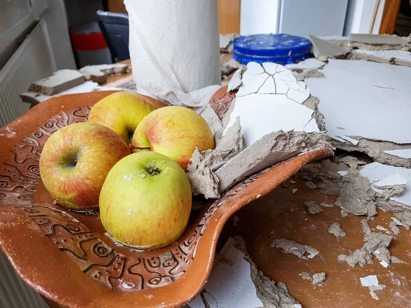 Cesta de frutas cheia de painéis após o teto colapsar . — Fotografia de Stock
