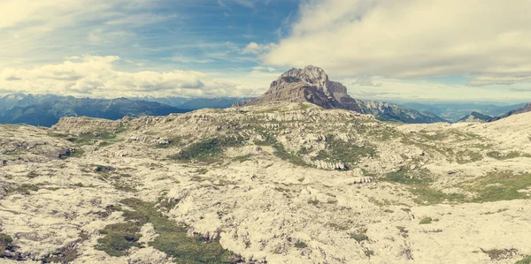 Panoramisch uitzicht op de bergen van Italiaanse Dolomieten van Passo Groste. — Stockfoto