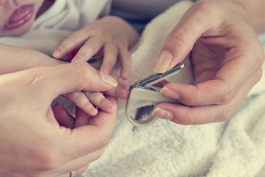 Anne bebek tırnaklarını nazikçe kesme.