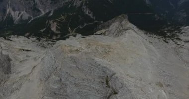 Kuşlar dağ sırtı görünümü gündoğumu doğru yükselterek manzaralı göz.