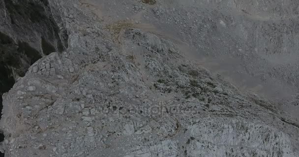 Letecký pohled na horský hřeben vedoucí do hluboké propasti. — Stock video