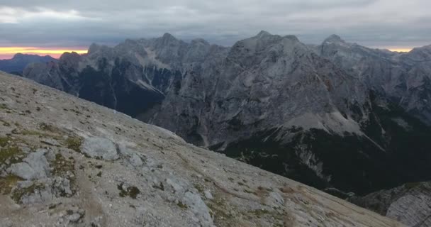 Stoupajícím svahem hory při východu slunce. — Stock video