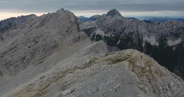 Aertial: Descendiendo hacia la cima de la montaña . — Vídeos de Stock