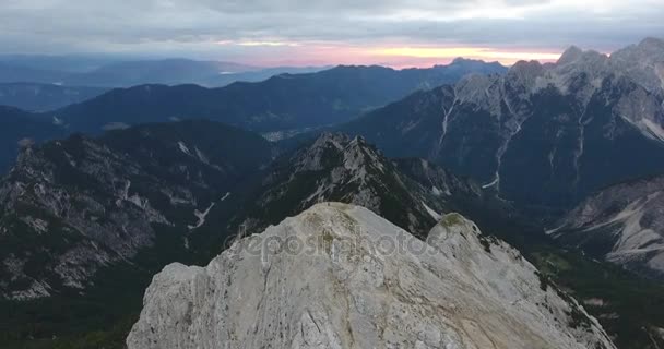 Pic de montagne survolant vers le lever du soleil . — Video