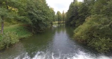 Orman Nehri üzerinde yükselen.