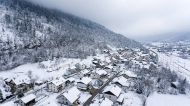 Şehir hava görünümünü kar kaplı.