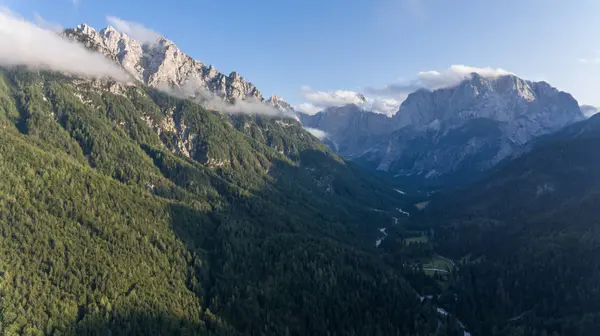 Dağ vadi boyunca giden yol. — Stok fotoğraf