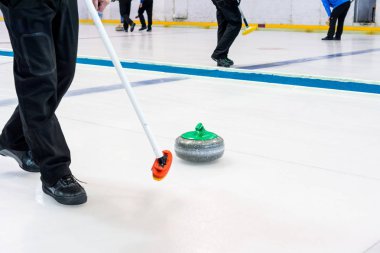 Kıvrık bir oyun oynuyor.