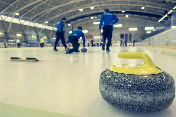 Kamień na arkuszu gra Curling. — Zdjęcie stockowe
