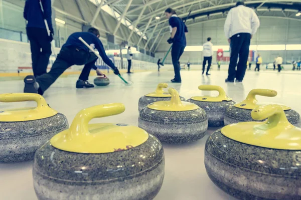 Pierre de curling sur une feuille de jeu . — Photo