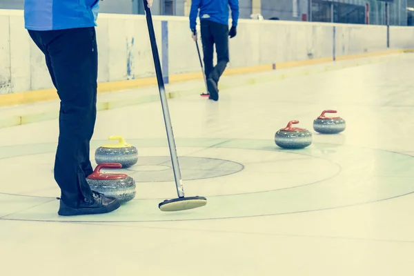Granie w gry w Curling. — Zdjęcie stockowe