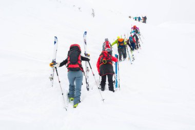Grup arazi kayakçı dik bir yamaç artan.