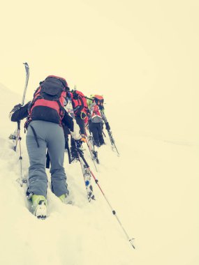 Grup arazi kayakçı dik bir yamaç artan.