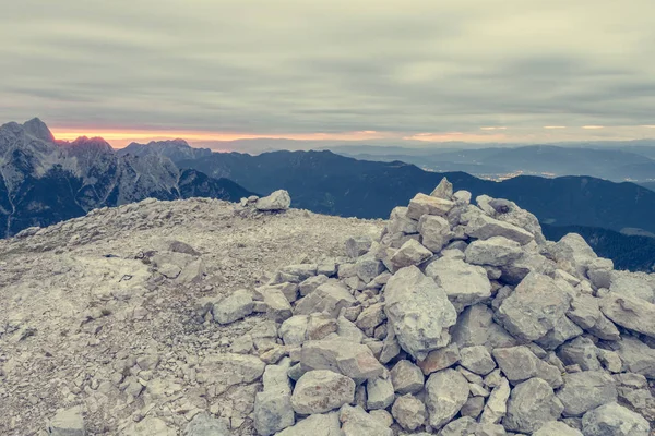 Salida del sol vista desde la cima de una montaña . — Foto de Stock