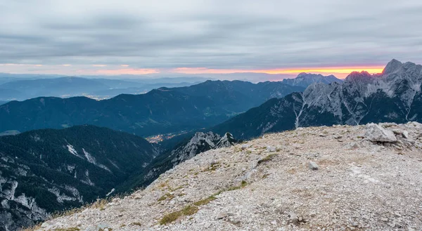 Salida del sol vista desde la cima de una montaña . —  Fotos de Stock