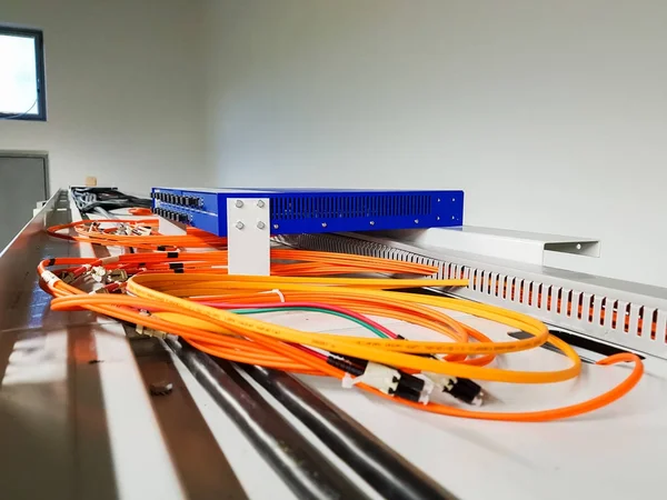 Cables de fibra óptica que funcionan desde un interruptor . — Foto de Stock