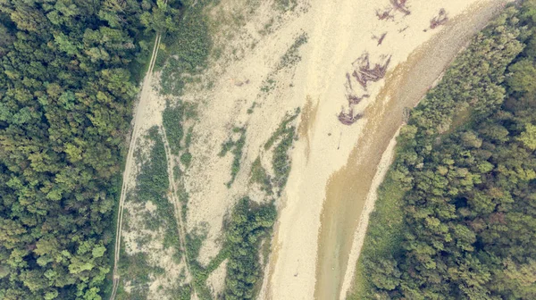 Blick von oben auf ein breites Flussbett. — Stockfoto