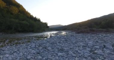 Hava: nehir akarsu üzerinde uçan.