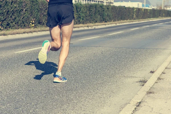 Nahaufnahme der Füße von Marathonläufern. — Stockfoto