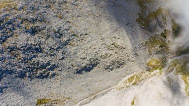 Bir dağ yamacı kuş görünümü.