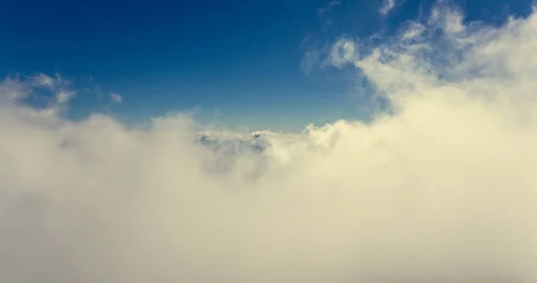 Vol aérien au-dessus des nuages . — Photo