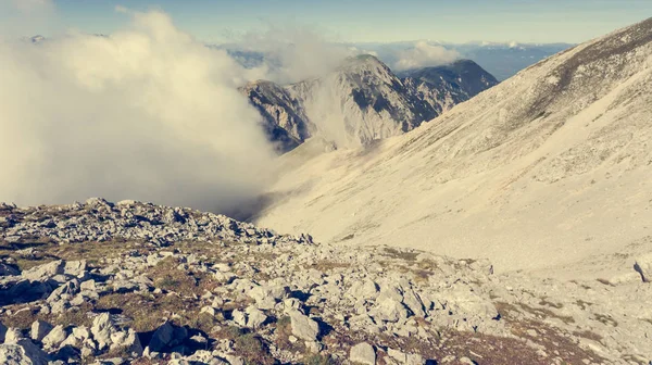 Vue aérienne de la crête de montagne entourée de nuages . — Photo