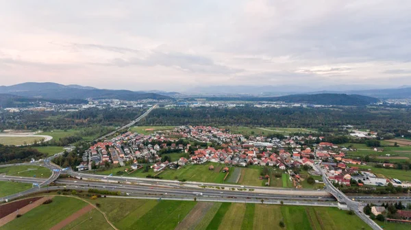 Veduta aerea di una città vicino all'autostrada . — Foto Stock