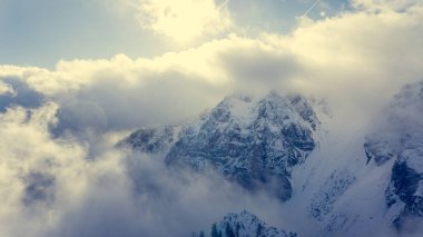 Bulutlar dağ sırtı çember havadan görünümü.