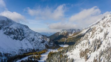 Taze karla kaplı dağ Vadisi.