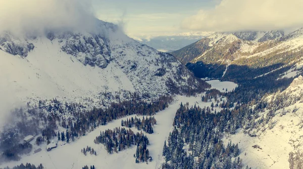 Berget dalen täckt med nysnö. — Stockfoto