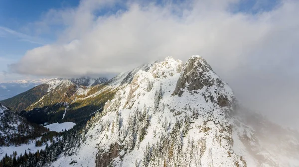 Erster Schnee bedeckt Berggipfel. — Stockfoto