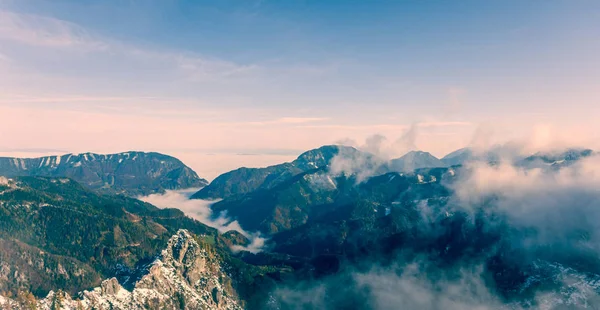 Vue aérienne des vallées forestières en contrebas des montagnes . — Photo