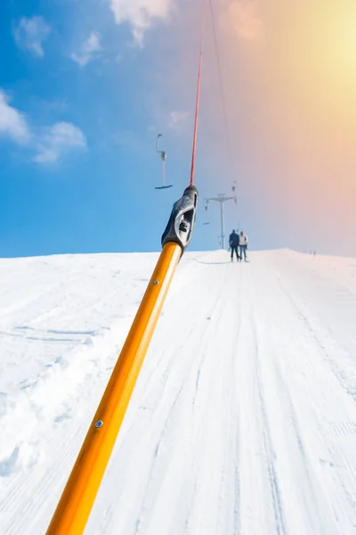 Fahrt mit einem Knopf Skilift Sicht. — Stockfoto