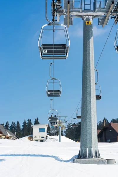 滑雪场滑雪缆车. — 图库照片