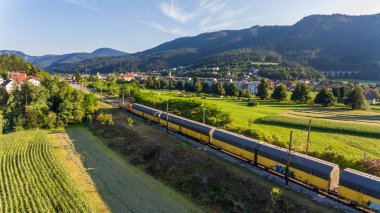 Küçük bir kırsal kasabada geçen tren.