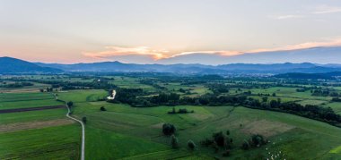 Gün batımında alanlarının havadan görünümü.
