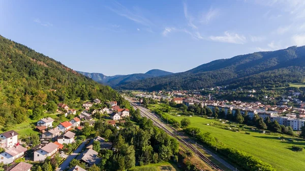 Letecký pohled na železniční trati přes obec. — Stock fotografie