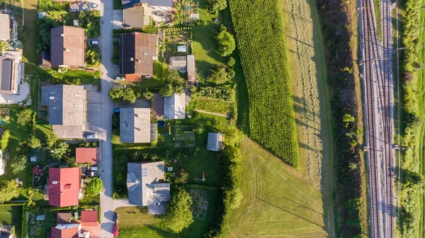 Vista a discesa delle case in ambiente rurale . — Foto Stock