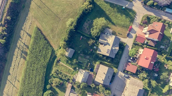 Vista a discesa delle case in ambiente rurale . — Foto Stock