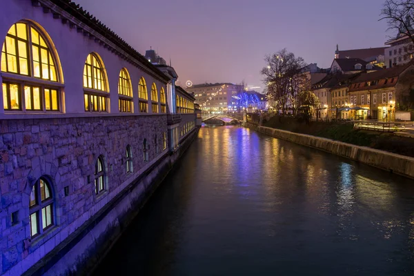 Новорічне прикраса центр міста Любляна вночі. — стокове фото