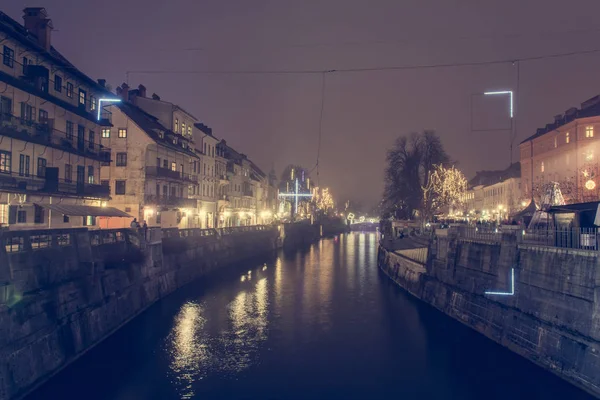 Vánoční dekorace Ljubljana centrum v noci. — Stock fotografie