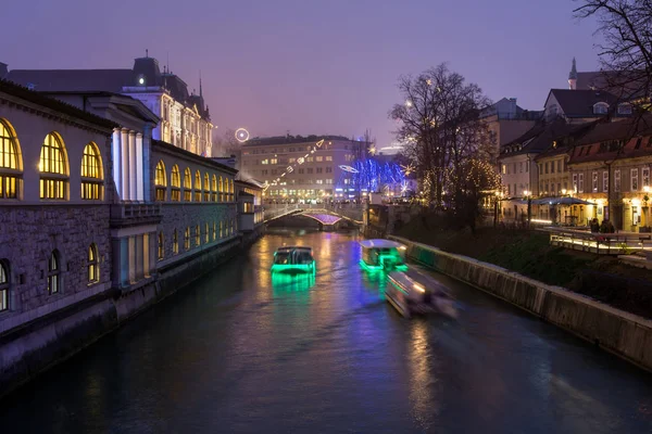 Vánoční dekorace Ljubljana centrum v noci. — Stock fotografie