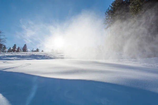 Viento soplando nieve fresca . —  Fotos de Stock