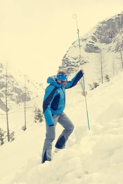 Female rescuer searching for avalanche victim. — Stock Photo, Image