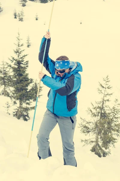 Sauveteuse à la recherche d'une victime d'avalanche . — Photo