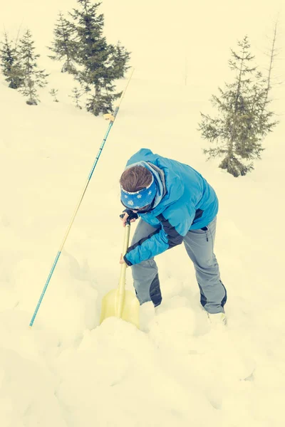 Soccorritrice in cerca di vittime di valanghe . — Foto Stock